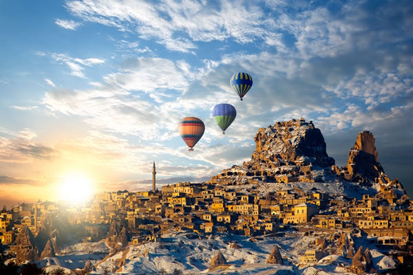 Kapadokya manzarası ve sıcak hava balonları